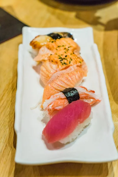 Set premium de sushi Hamachi, somon, toro pe placa de piatră albă — Fotografie, imagine de stoc