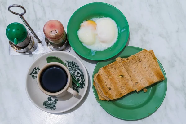 Singapore ontbijt Kaya Toast, Coffee brood en Half-gekookt ei — Stockfoto