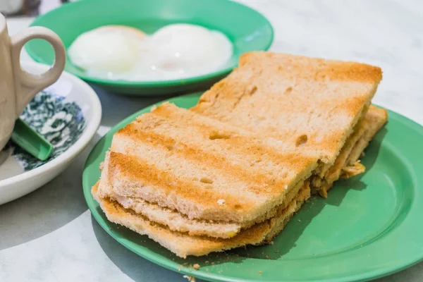 Singapore ontbijt Kaya Toast, Coffee brood en Half-gekookt ei — Stockfoto