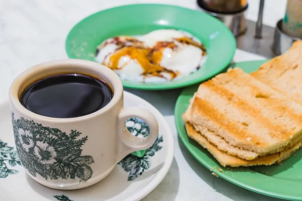 Singapore ontbijt Kaya Toast, Coffee brood en Half-gekookt ei — Stockfoto