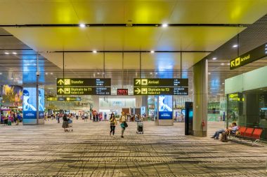 Singapur Changi Havalimanı'na gidiş salonu ziyaret edenler dolaşmak
