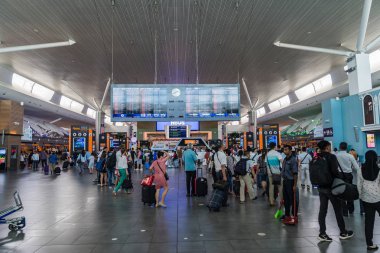 Kl Uluslararası Havaalanı Kalkış yönetim kurulu. Kalkış salonu Mala