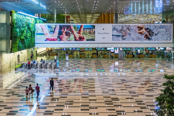 Changi hava alanında varış Hall Göçmenlik ziyaretçi dolaşmak