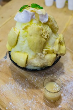 Yoğunlaştırılmış süt ile Bingsu Durian dondurma ile servis