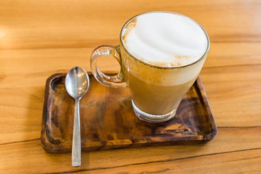 Kahve kahve fincan ahşap masa arka plan üzerinde