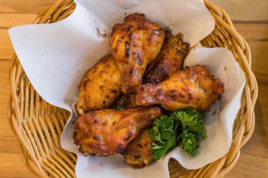 Tay tavuklar sıcak ve baharatlı sepette kızarmış