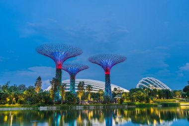 Singapur - 19 Kasım 2017: Günbatımı zamanı Gardens Bay tarafından