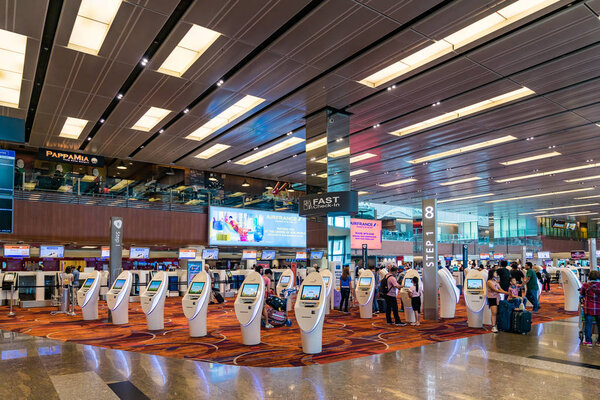 Посетители прогуливаются по Залу Вылетов в аэропорту Чанги Сингапур
