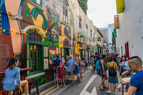 Les visiteurs marchent dans la rue Haji Lane à Singapour Images De Stock Libres De Droits