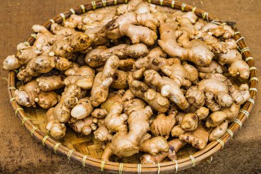 Turmerics bir avuç içinde belgili tanımlık tepsi ahşap tablo