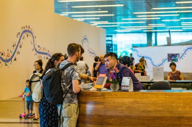 Singapur Changi Havalimanı'na gidiş salonu ziyaret edenler dolaşmak