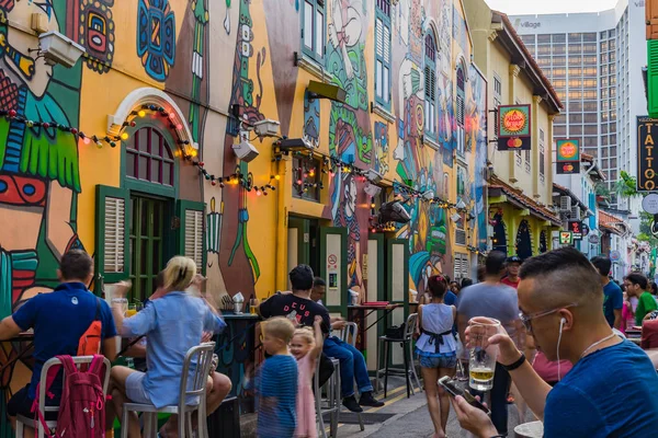 Les visiteurs marchent dans la rue Haji Lane à Singapour Photos De Stock Libres De Droits