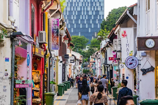 訪問者シンガポールのストリートのハジ レーンを歩く ストック写真