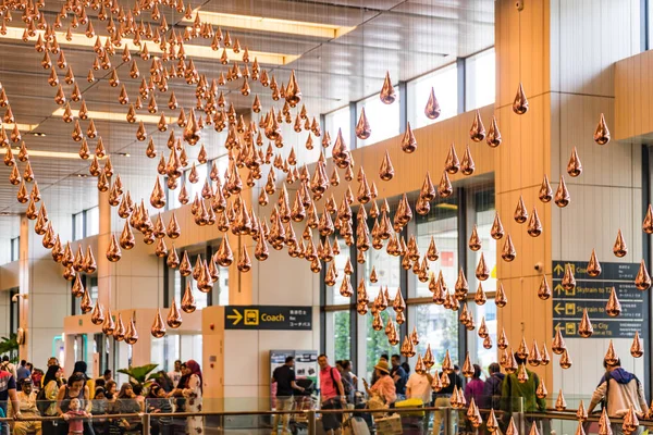Οι επισκέπτες με τα πόδια γύρω από την αίθουσα αναχωρήσεων στο Αεροδρόμιο Changi της Σιγκαπούρης Εικόνα Αρχείου