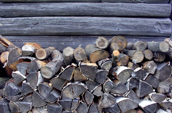 Hintergrund Brennholz in der Nähe von Holzscheune. — Stockfoto