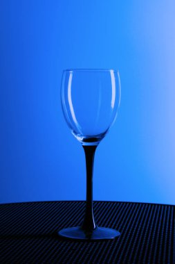 Siyah bir stand boş şarap kadehi.