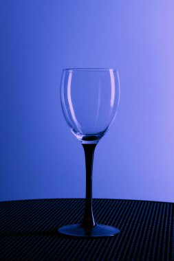 Siyah bir stand boş şarap kadehi.