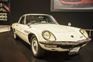 Toronto, Kanada - 2018-02-19: Mazda Cosmo, 2018 Kanada Uluslararası otomatik gösterme üzerinde görüntülenen 1967 yılında üretilen ilk döner Mazda Wankel motoru ile grand touring coupe