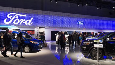 Toronto, Kanada - 2018-02-19: 2018 Kanada Uluslararası otomatik gösterme Ford Motor Company Fuar tarihinde ziyaretçi