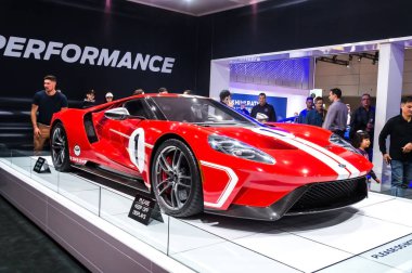 Toronto, Kanada - 2018-02-19: 2018 Kanada Uluslararası otomatik gösterme yanında etkileyici Ford Gt supercar Ford Motor Şirketi performans Fuar tarihinde ziyaretçi