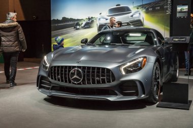 Toronto, Kanada - 2018-02-19: 2018 Kanada Uluslararası Otomobil Mercedes-Amg Gt üzerinde Mercedes-Benz Fuar görüntülenen R yanında ziyaretçi