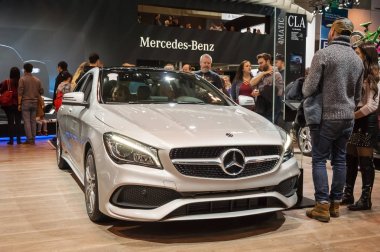 Toronto, Kanada - 2018-02-19: 2018 Kanada Uluslararası Otomobil Mercedes-Benz Fuar görüntülenen Mercedes Cla 4 Kapılı Coupe yanında ziyaretçi