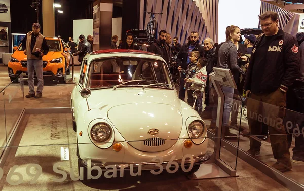 Торонто, Канада - 2018-02-19: Subaru 360, перший Subaru масове автомобіль продається в 1958, відображається на Subaru корпорації експозиції, присвячені 2018 канадського міжнародного автошоу — стокове фото