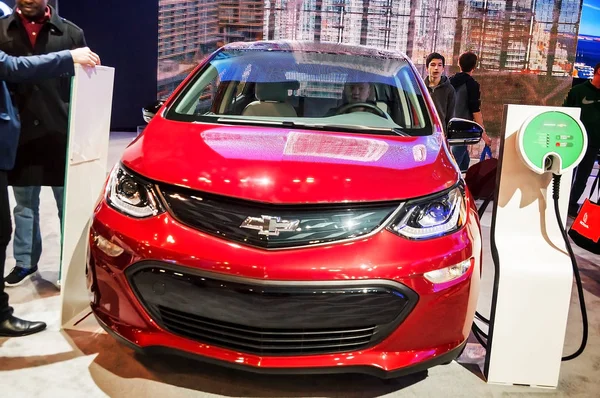 Toronto, Canada - 2018-02-19: Visitors of 2018 Canadian International AutoShow beside the Chevrolet Bolt EV electric car on the Chevrolet division of General Motors Corporation exposition — Stock Photo, Image