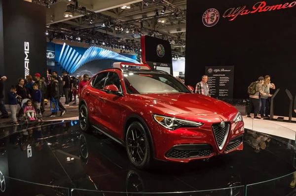 Toronto, Kanada - 2018-02-19: Yeni 2018 Alfa Romeo Stelvio premium Suv Alfa Romeo otomobil S.p.A. 2018 Kanada Uluslararası Autoshow Fuar üzerinde görüntülenen