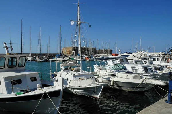Barcos en el puerto de Agios Nikolaos — Foto de Stock