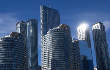 Derin mavi gökyüzünün önündeki Toronto gökdelenleri.