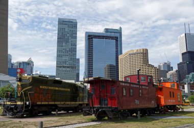 Toronto, Kanada - 06 16 2016: Toronto şehir merkezindeki Roundhouse Park 'taki Toronto Demiryolu Müzesi' nde eski trenler koleksiyonu.