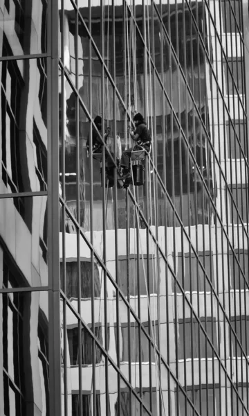 Toronto, Canada - 06 16 2016: Industriële klimmer schoonmaken van de glazige muur van Canadian Broadcasting Centre gebouw in het centrum van Toronto, Front Street West — Stockfoto