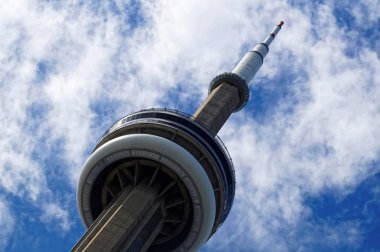 Toronto iğnesi. Toronto 'nun mavi gökyüzünü delip geçen