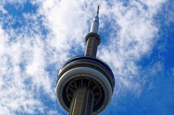 Toronto needle. CN Tower spire piercing blue sky of Toronto — Stock Photo, Image