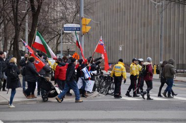 Toronto, Kanada - 01 04 2020: ABD Başkanı Donald Trump 'ın İran politikasını destekleyen insanlar ve Toronto' daki ABD Konsolosluğu önünde düzenlenen mitingde İranlı general Soleimani 'ye suikast