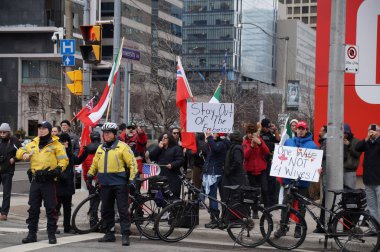 Toronto, Kanada - 01 04 2020: ABD Başkanı Donald Trump 'ın İran politikasını destekleyen insanlar ve Toronto' daki ABD Konsolosluğu önünde düzenlenen mitingde İranlı general Soleimani 'ye suikast