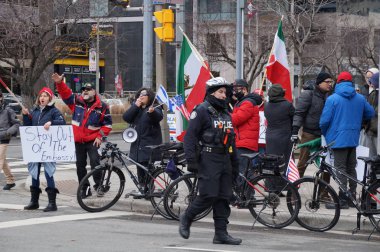 Toronto, Kanada - 01 04 2020: ABD Başkanı Donald Trump 'ın İran politikasını destekleyen insanlar ve Toronto' daki ABD Konsolosluğu önünde düzenlenen mitingde İranlı general Soleimani 'ye suikast