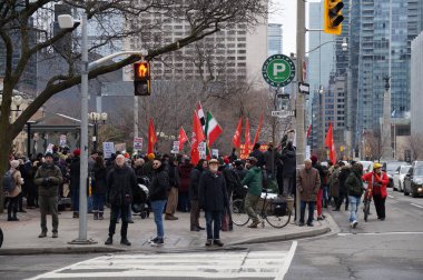 Toronto, Kanada - 01 04 2020: ABD Başkanı Donald Trump 'ın İranlı general Kassem Soleimani' nin Toronto 'daki ABD Konsolosluğu önünde düzenlenen savaş karşıtı mitingde ölüm emrini protesto edenler