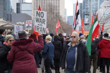 Toronto, Kanada - 01 04 2020: ABD Başkanı Donald Trump 'ın İranlı general Kassem Soleimani' nin Toronto 'daki ABD Konsolosluğu önünde düzenlenen savaş karşıtı mitingde ölüm emrini protesto edenler