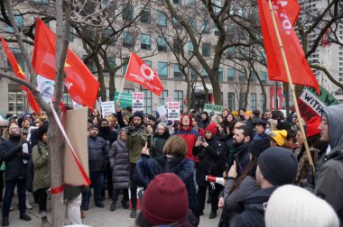 Toronto, Kanada - 01 04 2020: ABD Başkanı Donald Trump 'ın İranlı general Kassem Soleimani' nin Toronto 'daki ABD Konsolosluğu önünde düzenlenen savaş karşıtı mitingde ölüm emrini protesto edenler