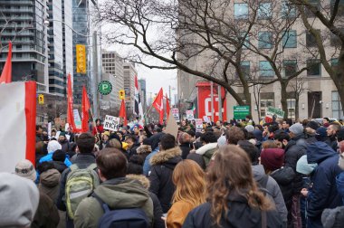 Toronto, Kanada - 01 04 2020: ABD Başkanı Donald Trump 'ın İranlı general Kassem Soleimani' nin Toronto 'daki ABD Konsolosluğu önünde düzenlenen savaş karşıtı mitingde ölüm emrini protesto edenler