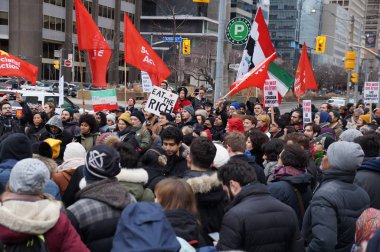 Toronto, Kanada - 01 04 2020: ABD Başkanı Donald Trump 'ın İranlı general Kassem Soleimani' nin Toronto 'daki ABD Konsolosluğu önünde düzenlenen savaş karşıtı mitingde ölüm emrini protesto edenler