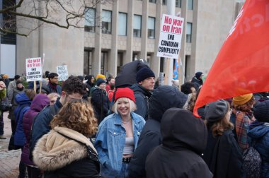Toronto, Kanada - 01 04 2020: ABD Başkanı Donald Trump 'ın İranlı general Kassem Soleimani' nin Toronto 'daki ABD Konsolosluğu önünde düzenlenen savaş karşıtı mitingde ölüm emrini protesto edenler
