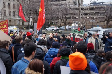 Toronto, Kanada - 01 04 2020: ABD Başkanı Donald Trump 'ın İranlı general Kassem Soleimani' nin Toronto 'daki ABD Konsolosluğu önünde düzenlenen savaş karşıtı mitingde ölüm emrini protesto edenler