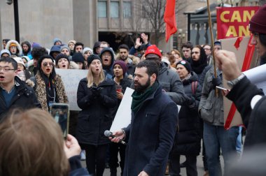 Toronto, Kanada - 01 04 2020: ABD Başkanı Donald Trump 'ın İranlı general Kassem Soleimani' nin Toronto 'daki ABD Konsolosluğu önünde düzenlenen savaş karşıtı mitingde ölüm emrini protesto edenler