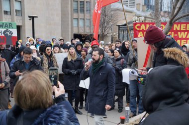 Toronto, Kanada - 01 04 2020: ABD Başkanı Donald Trump 'ın İranlı general Kassem Soleimani' nin Toronto 'daki ABD Konsolosluğu önünde düzenlenen savaş karşıtı mitingde ölüm emrini protesto edenler
