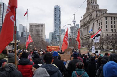 Toronto, Kanada - 01 04 2020: ABD Başkanı Donald Trump 'ın İranlı general Kassem Soleimani' nin Toronto 'daki ABD Konsolosluğu önünde düzenlenen savaş karşıtı mitingde ölüm emrini protesto edenler