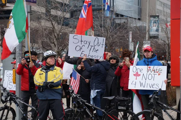 TORONTO, CANADA - 01 04 2020: Police officer guarding the rally outside U.S. Consulate in Toronto supporting US President Donald Trump's policy in Iran and assassination of Iranian general Soleimani — стокове фото