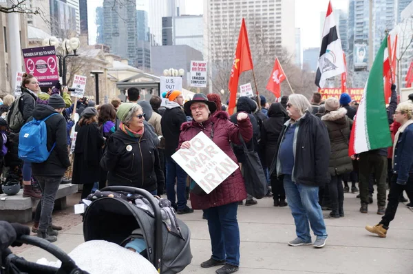 Toronto, Kanada - 01 04 2020: Tiltakozók ellenünk Donald Trump elnök elrendelte az iráni Qassem Soleimani tábornok halálát egy háborúellenes gyűlésen az amerikai konzulátus előtt Torontóban — Stock Fotó